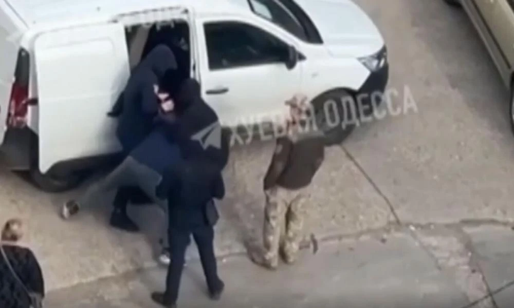 Τους βάζουν με το ζόρι να πολεμήσουν! Ξύλο σε Ουκρανούς που δεν θέλουν να επιστρατευτούν και προσπαθούν να διαφύγουν (βίντεο)